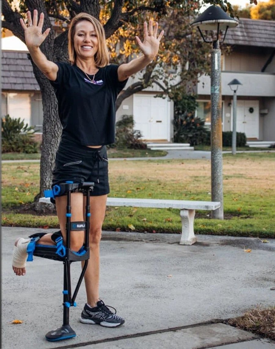 Человек с костылём iWalk 3.0 на ноге — обе руки свободны